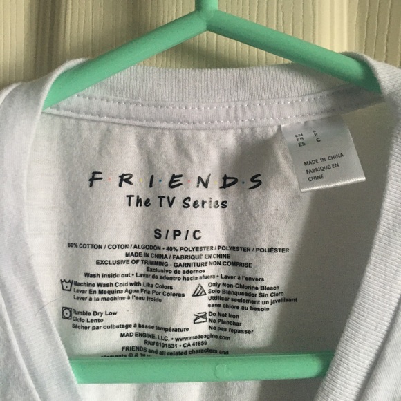 Friends crop top shirt - Picture 3 of 3